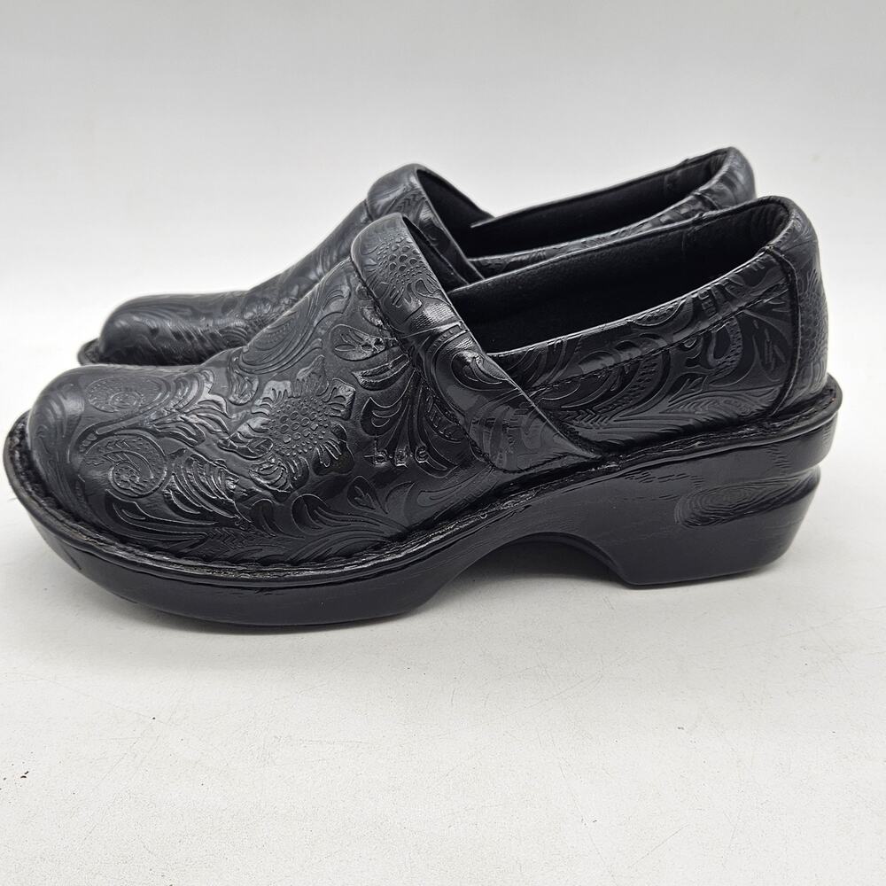 B.O.C. PEGGY Clogs Womens 7.5 M Black Tooled Floral C45797